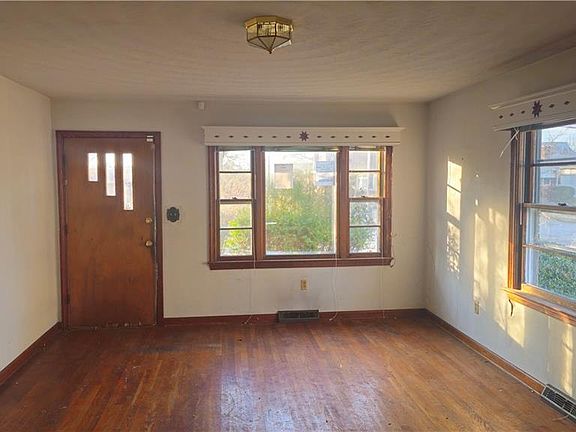 4th image of 210 Maple St