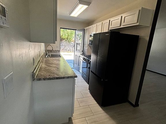 3rd image of 3220 E Monte Vista Dr APT J