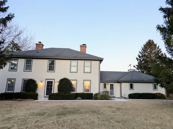 12 Oneida Ln, Hawthorn Woods, IL 60047