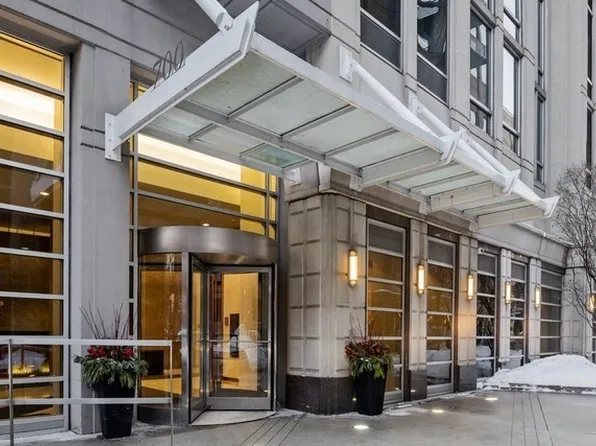 700 N Larrabee St APT 1111, Chicago, IL 60654