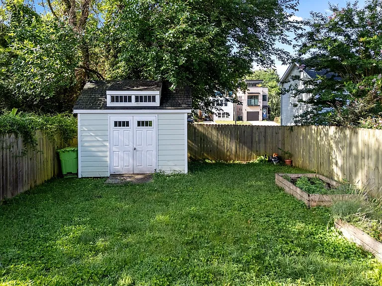 536 E Lenoir St — Photo 34