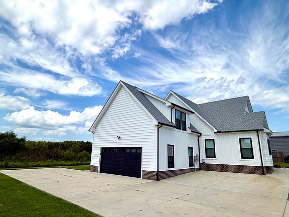 3rd image of 981 Waterlily Road