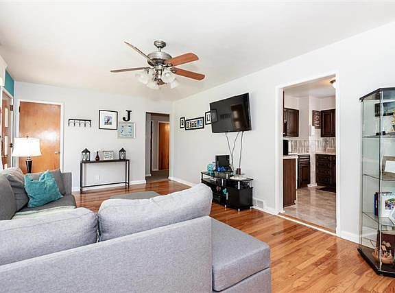 4th image of 7040 Circleview Dr