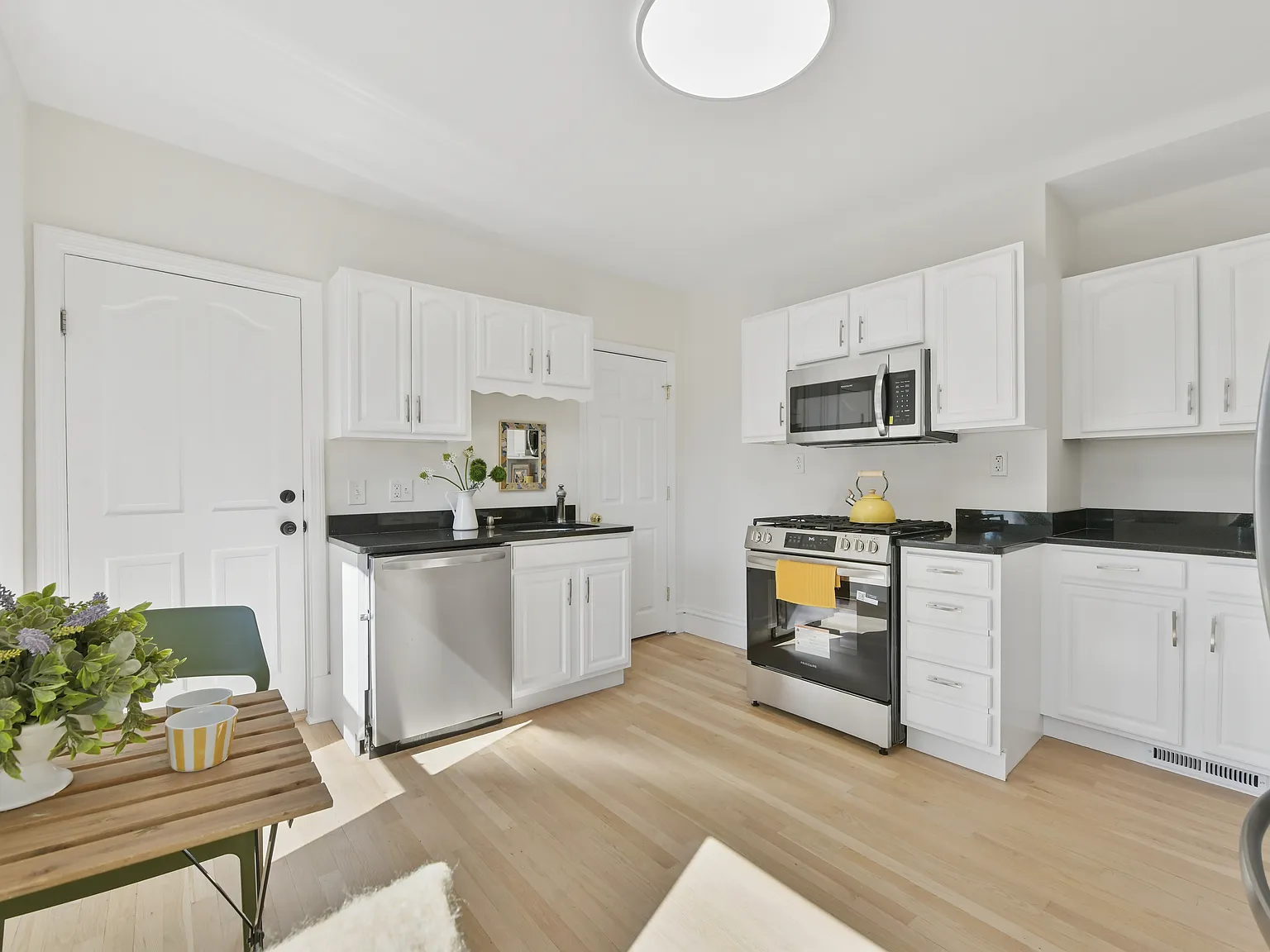 3 bed, 892 sqft, $3,100 — Photo 4