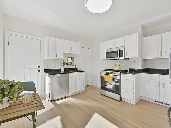 4th image of 94 Cushing St Unit 3