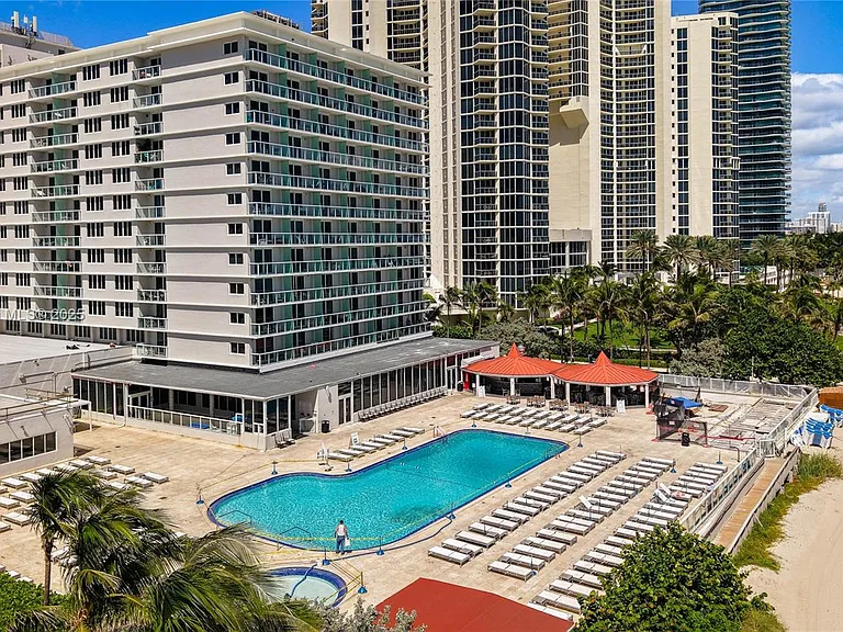 19201 Collins Ave #610 — Photo 32