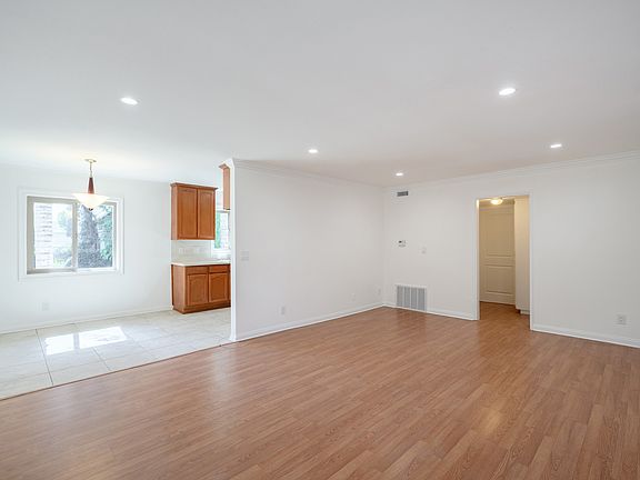 4th image of 823 E Wilson Ave APT A