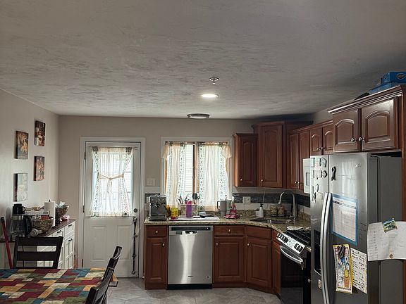3rd image of 955 Pleasant St #13