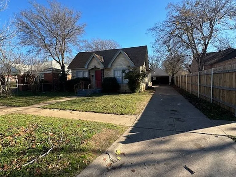 881 Ross Ave — Photo 4