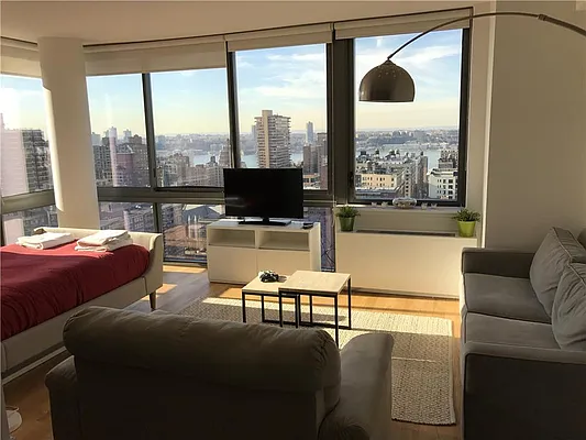 Rented by R New York | media 7