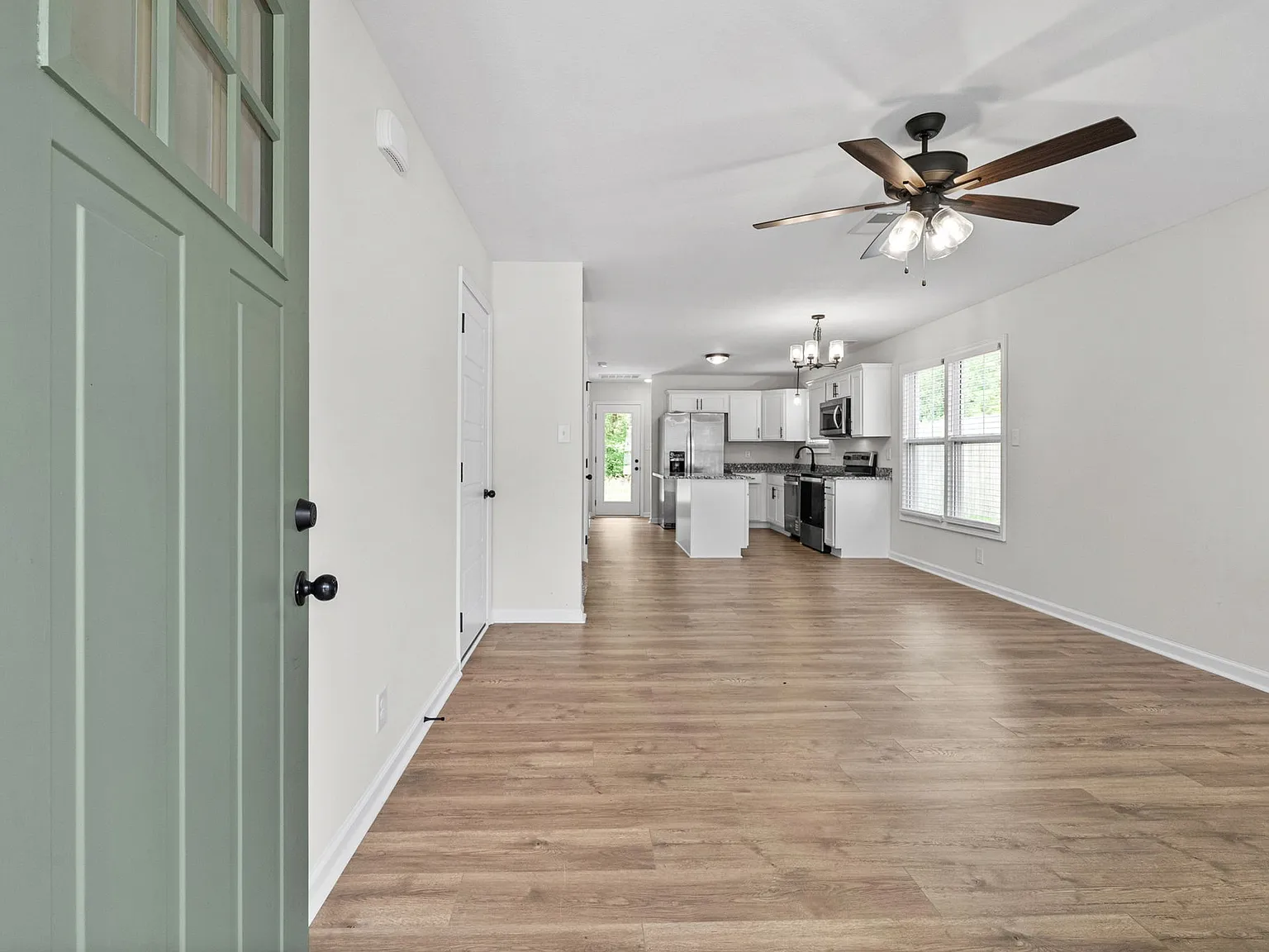 3 bed, 2.5 bath, 1353 sqft, $1,750 — Photo 3
