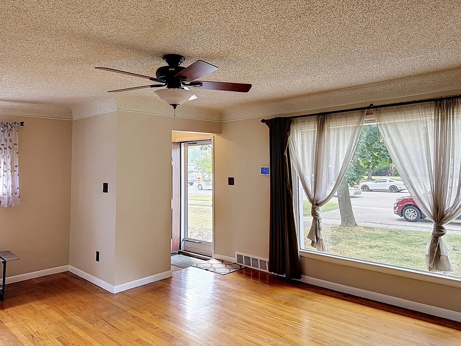 3 bed, 1100 sqft, $2,200 — Photo 3