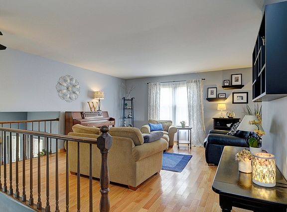 3rd image of 23W451 Moraine Ct