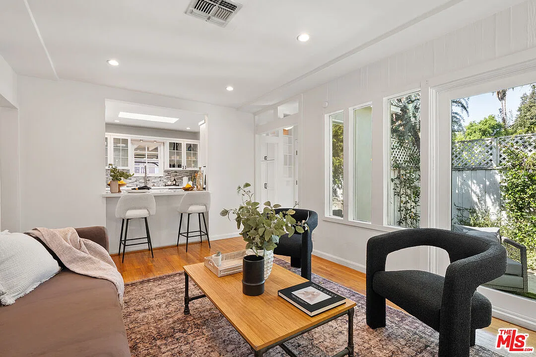 2 bed, 2.0 bath, 1366 sqft, $5,500 — Photo 4