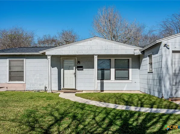 109 Massanet St, Port Lavaca, TX 77979