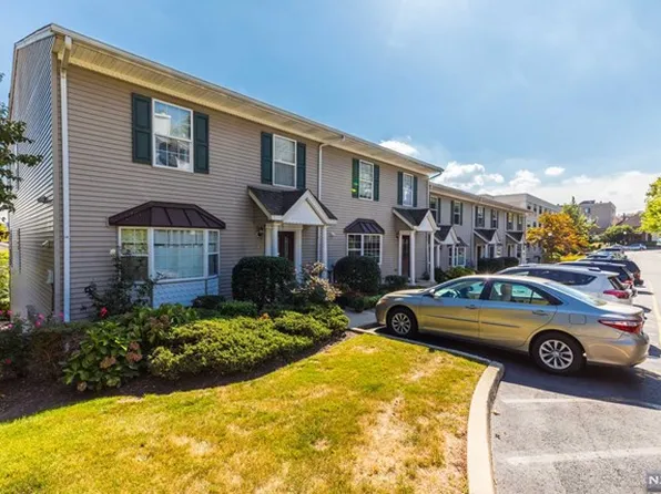 123 Panorama Dr, Edgewater, NJ 07020