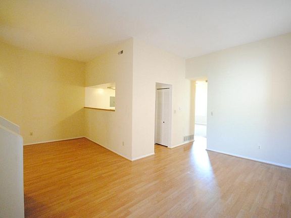 4th image of 1949 Lynch St #D