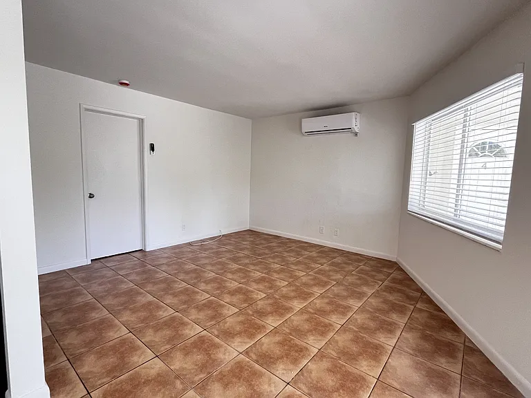1440 Miami Rd #3 — Photo 2