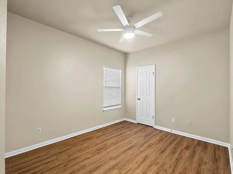 611 Zennia St #B — Photo 10