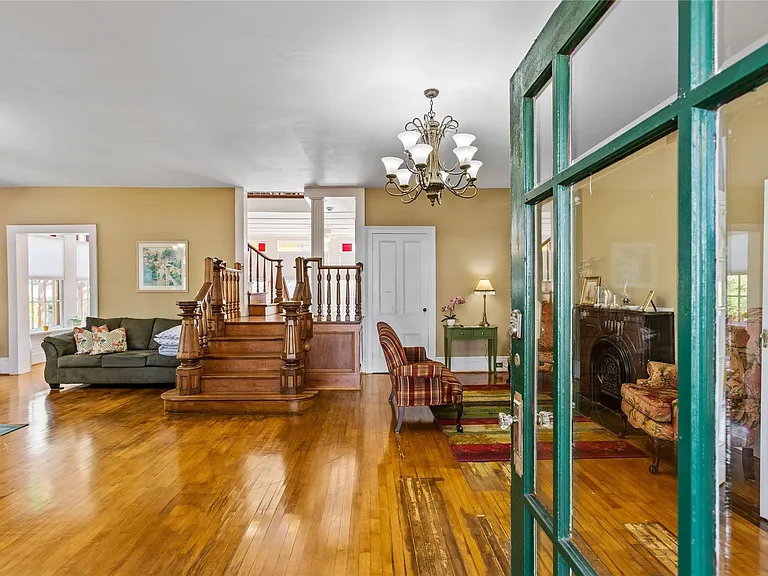 2927 Bernardo De Galvez Ave — Photo 2
