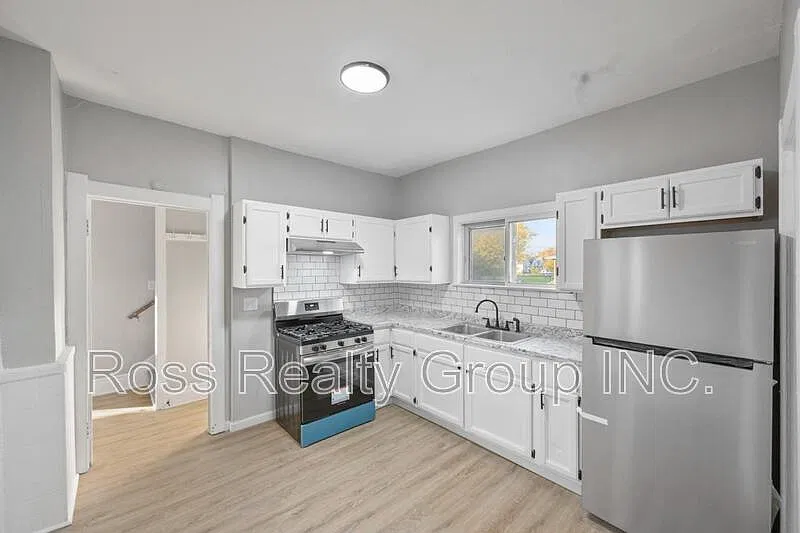 4 bed, 1.5 bath, 1439 sqft, $1,300 — Photo 3