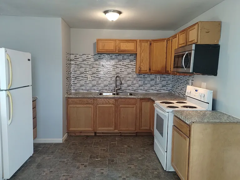 4639 W 2nd St — Photo 8