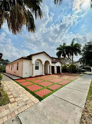 3 bed, 2.0 bath, 2039 sqft, $3,800 — Photo 1