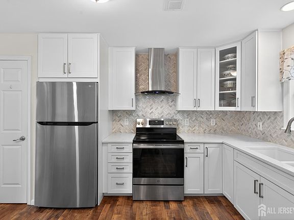 3rd image of 185 Fresh Ponds Rd S