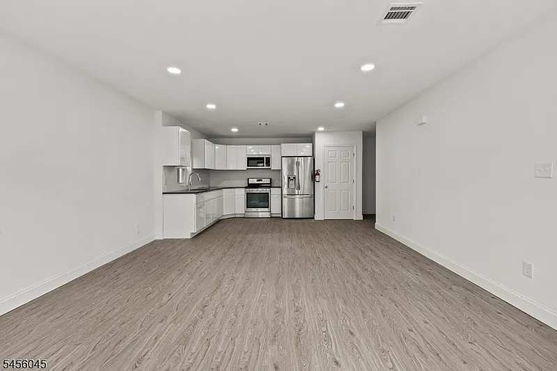 3 bed, 2.0 bath, $2,500 — Photo 2