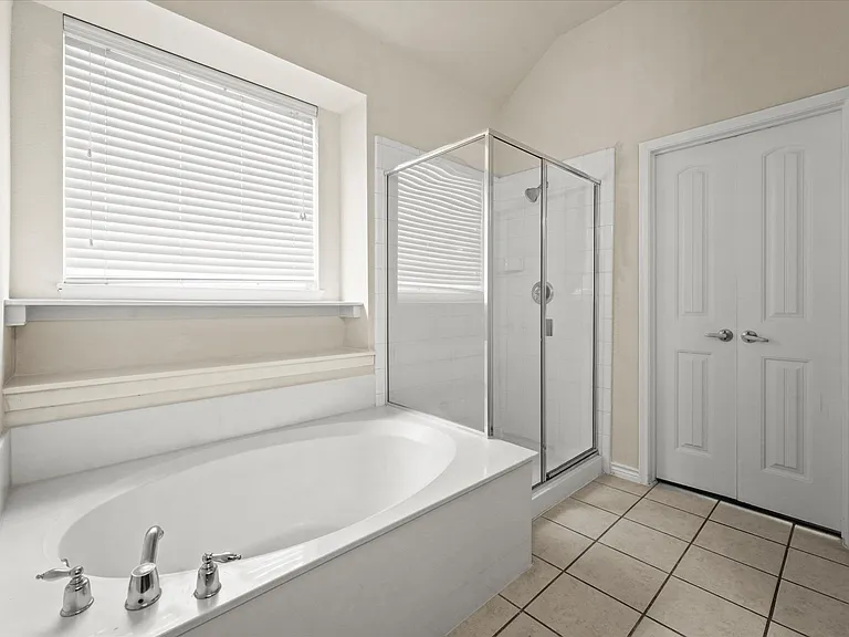 8204 Hitching Trl — Photo 15