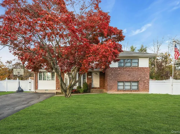 22 Schuyler Dr, Commack, NY 11725