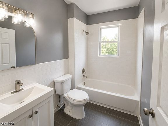 4th image of 93 Hopkins Pl