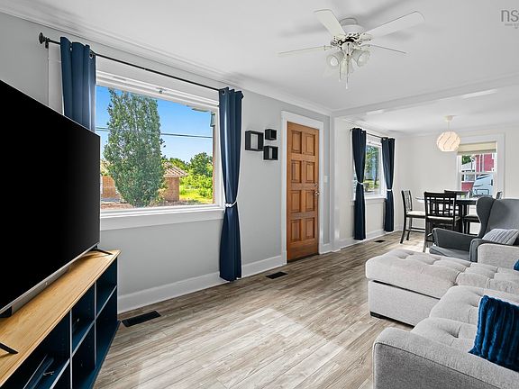 5th image of 42 Asquith Ave