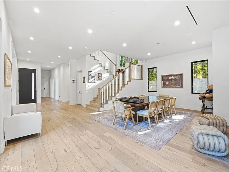 13135 Chandler Blvd — Photo 17