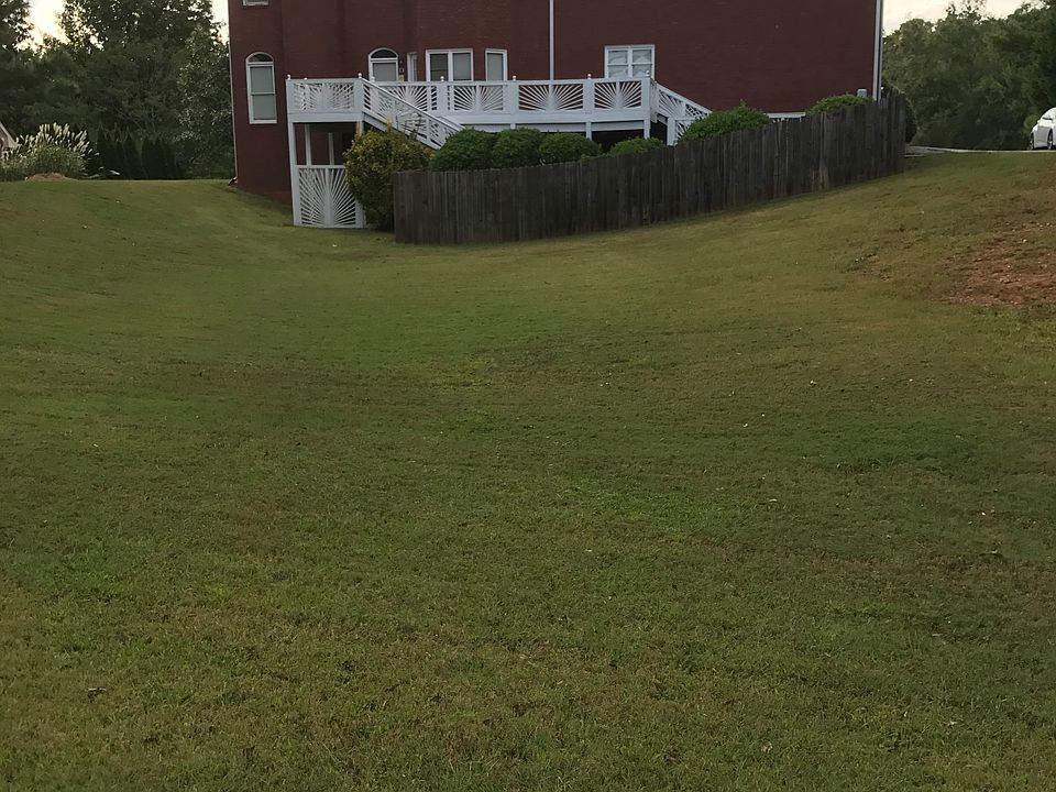 2nd image of 1310 Oxford Dr SE