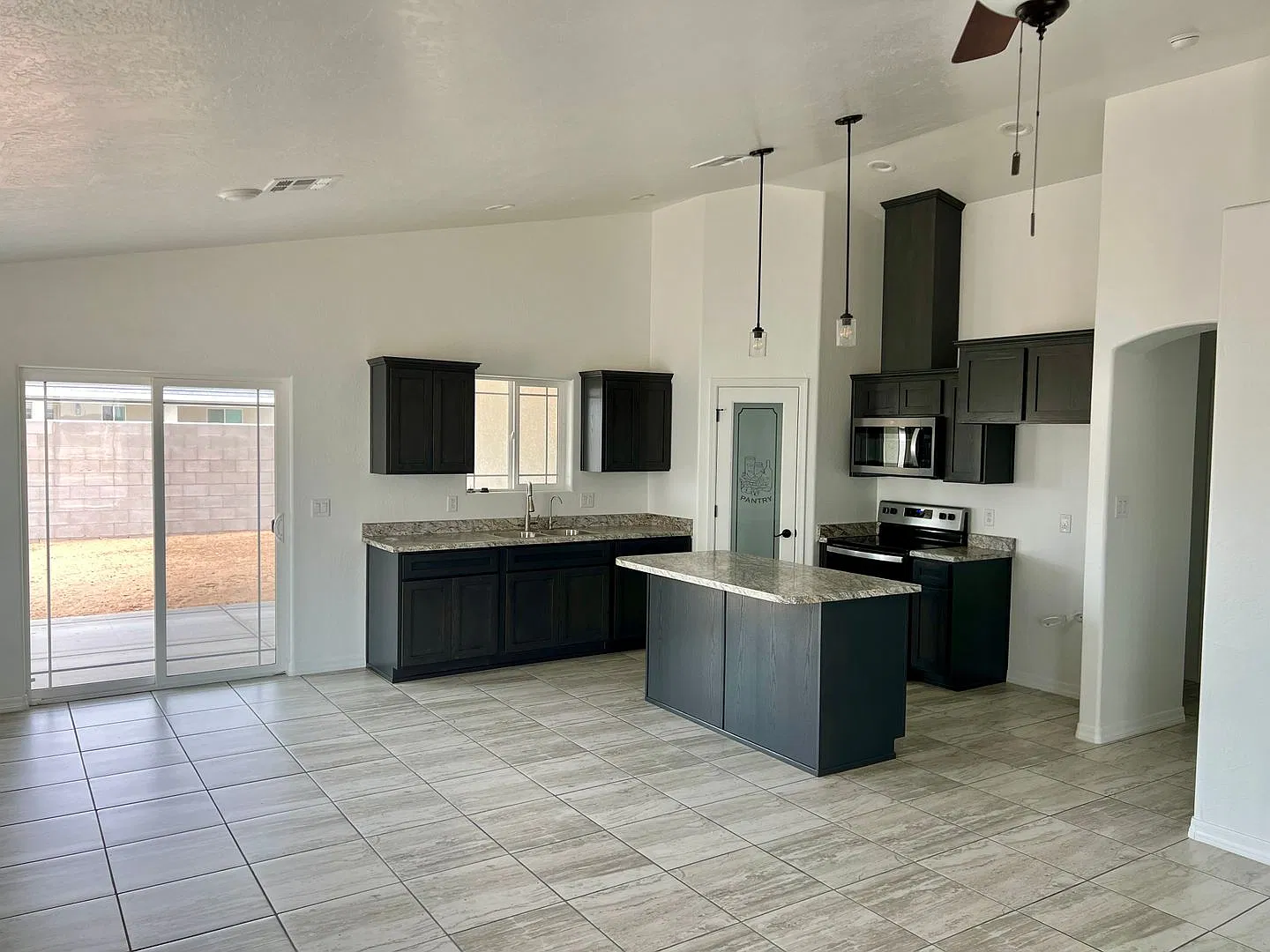 Brand New 3 bedroom home with 2 car garage — Photo 4