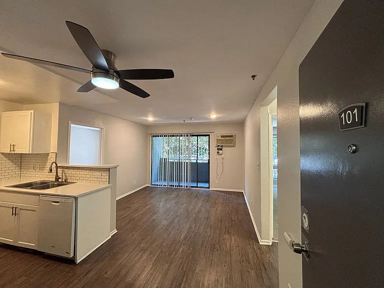 700 S. Berendo Ave — Photo 45