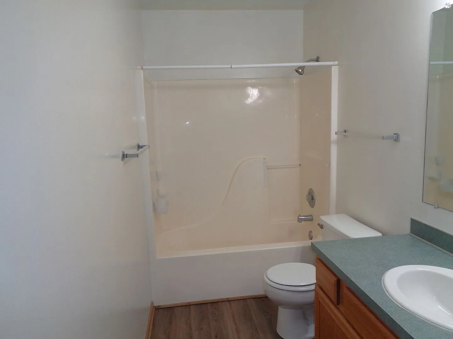 Spacious 3-Bedroom Home with Fenced Yard $1,700/mo — Photo 4