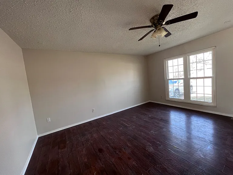 8908 Saint Louis Ave — Photo 4