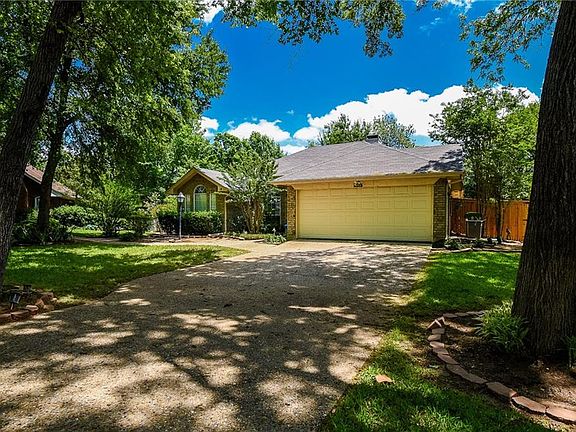 3rd image of 1703 Parkwood Dr