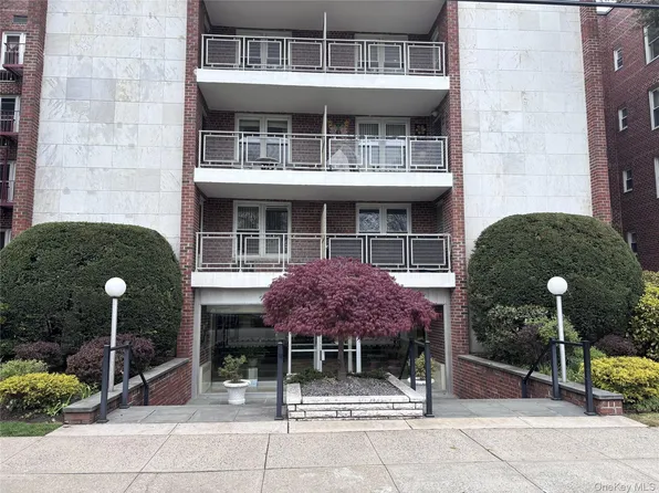 110 Brooklyn Avenue #3Q, Freeport, NY 11520