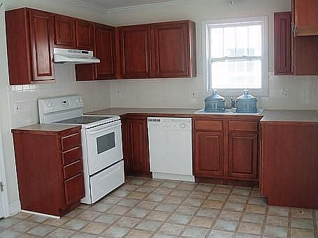 Large Bright Eat-in Kitchen