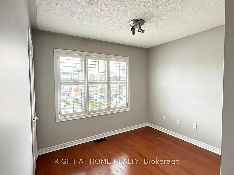 28 Laurentide Cres — Photo 24