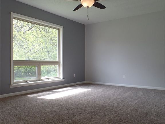 3rd image of 1098 Lake Marie Dr