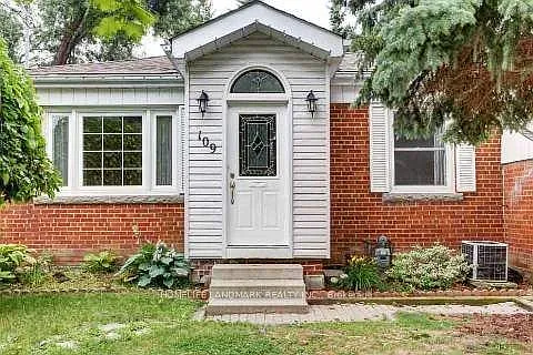 109 Poyntz Ave N — Photo 2