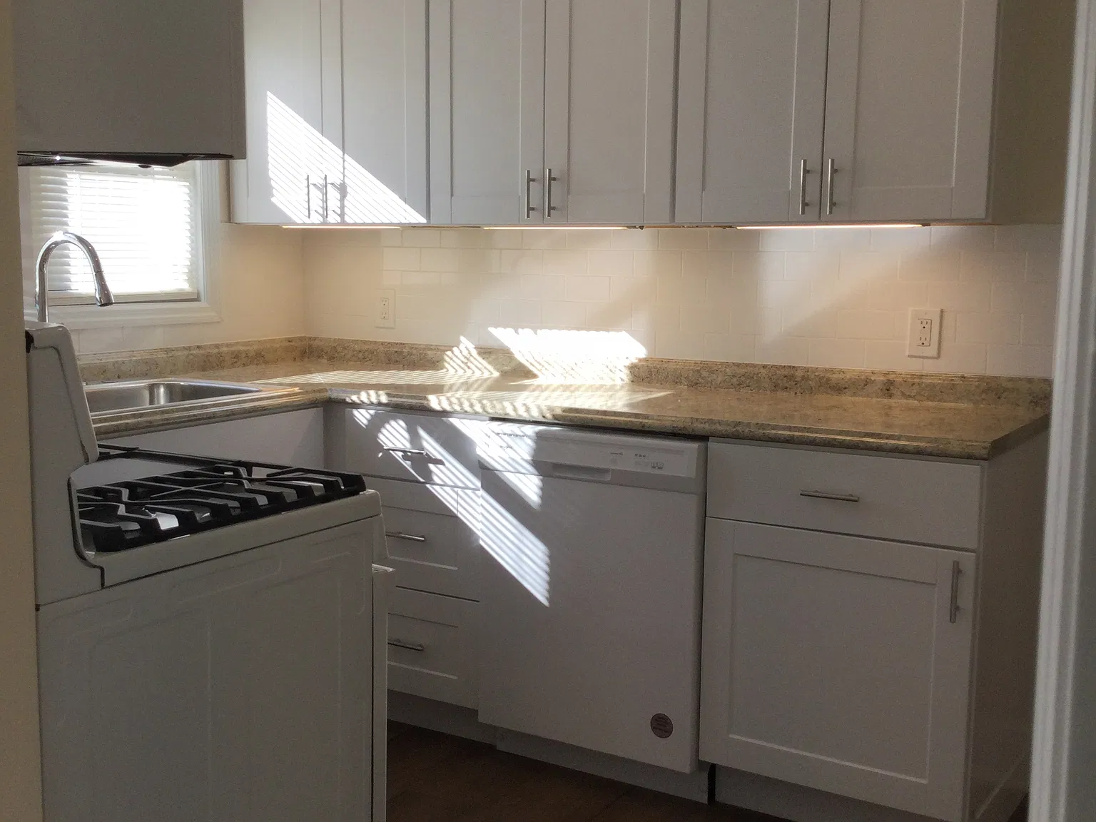 2 bed, 1800 sqft, $1,825 — Photo 1