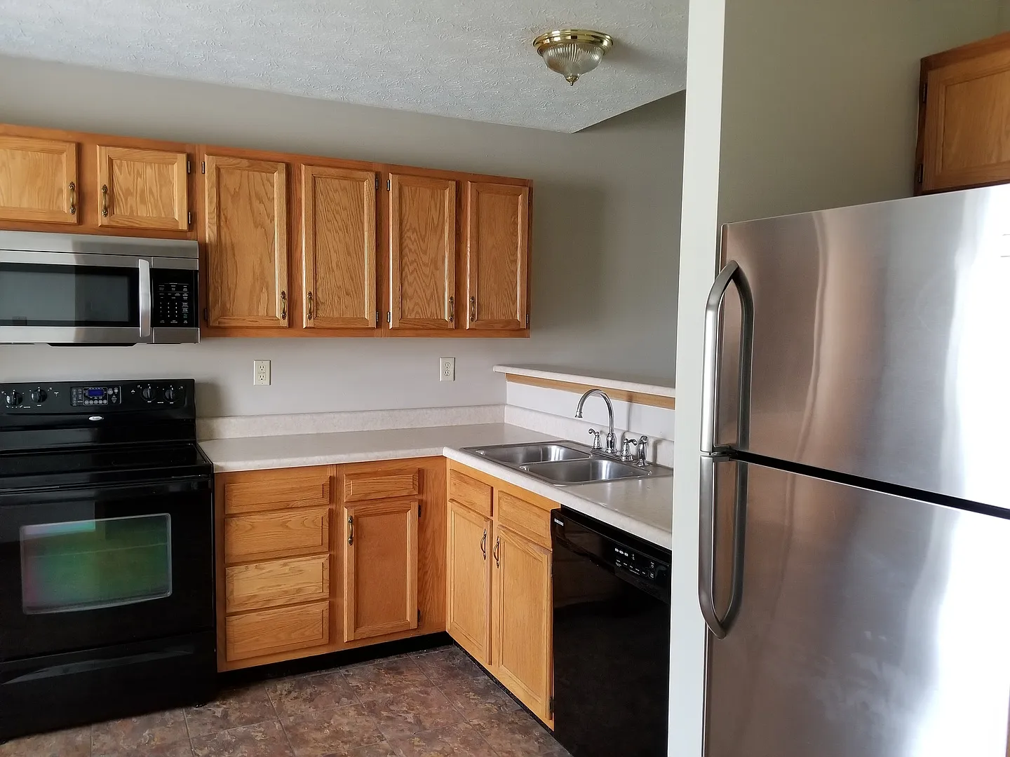 Spacious 3-Bedroom, 2-Bathroom Duplex with 2-Car Garage! — Photo 3