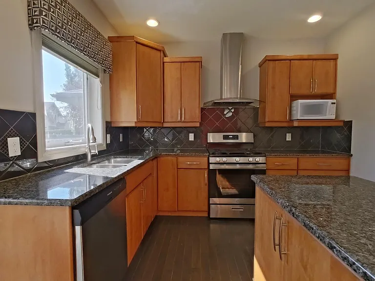 6162 Maynard Cres NW — Photo 7