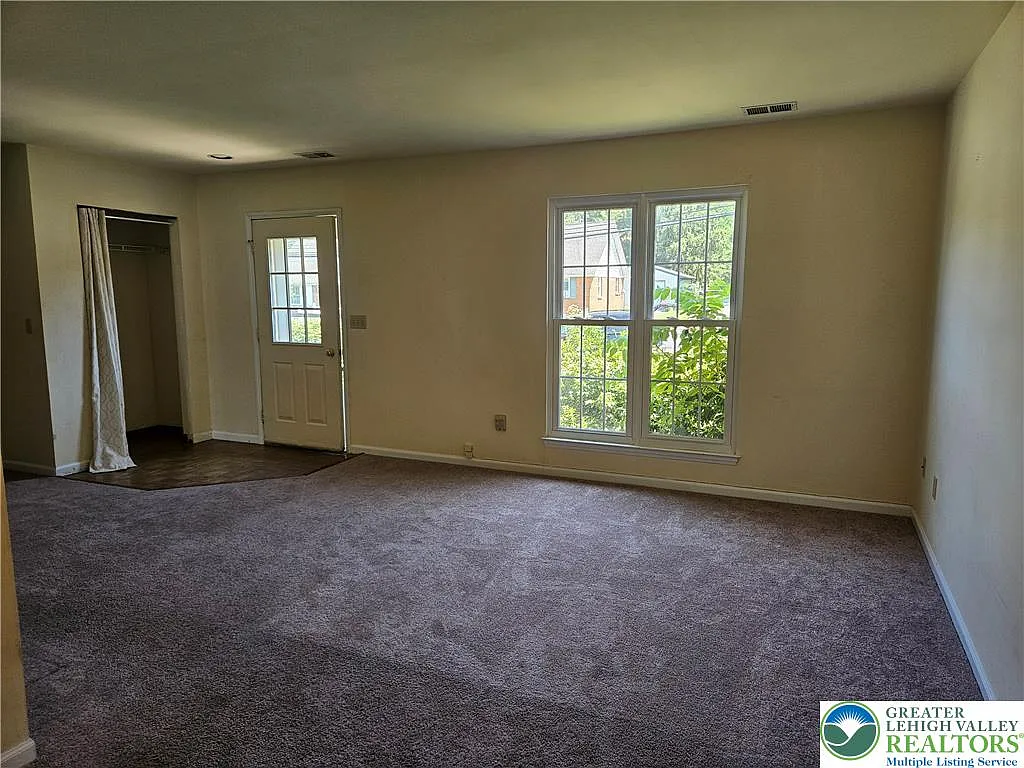 3 bed, 1.5 bath, 1472 sqft, $2,200 — Photo 3