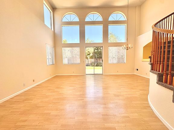 3rd image of 8 Lewis Cir